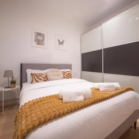 One Bedroom In Carrer Arago Apartment *